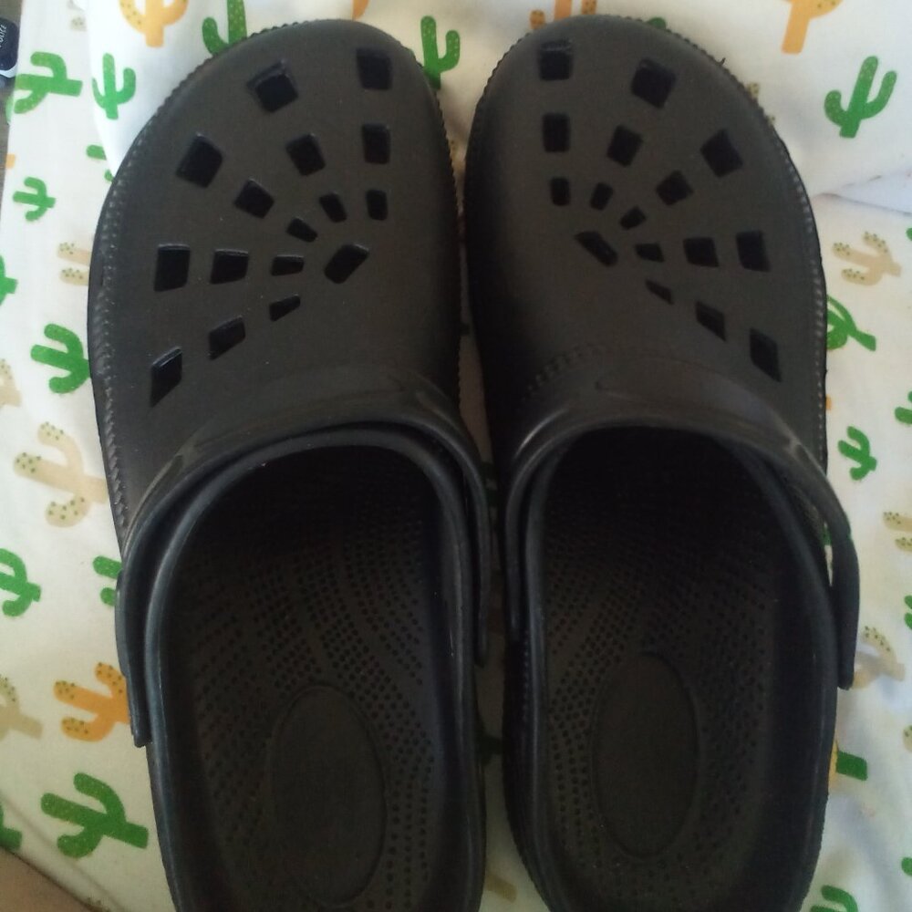 NWOT  MEN'S BLACK FAUX CROCS